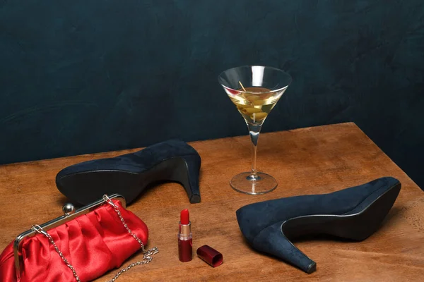 Accessori Femminili Con Bicchiere Cocktail Tavolo Legno — Foto Stock