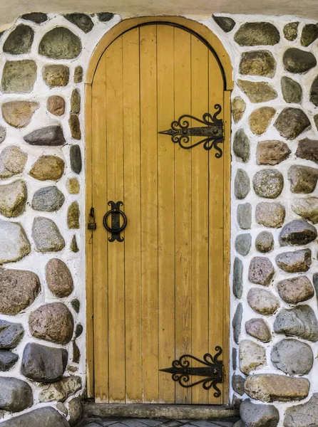 Antiga porta de madeira antiga com alças de ferro rústico vintage retro imagem fundo — Fotografia de Stock