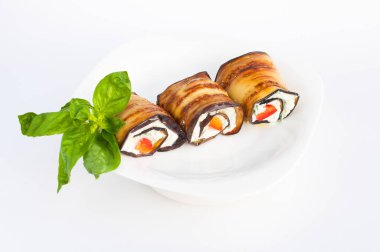 Süzme peynirle doldurulmuş lezzetli patlıcan ruloları.