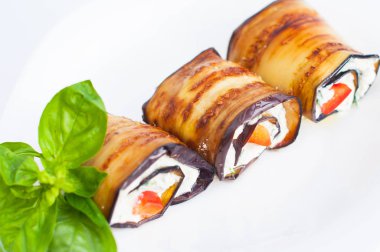 Lezzetli patlıcan dolması yazlık cheese.close-up ile rulo