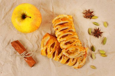 Elma ile şişir. Lezzetli tatlı elma ve tarçın ile.