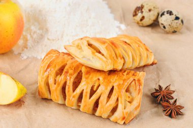 Elma ve tarçın ile puf böreği. Lezzetli tatlı elma ve tarçın ile.