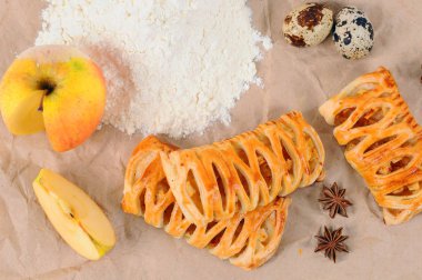 Elma ve tarçın ile puf böreği. Lezzetli tatlı elma ve tarçın ile.