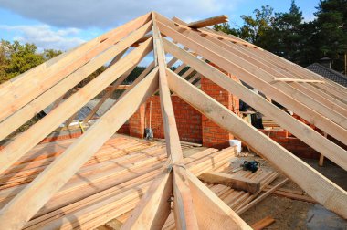 ahşap çatı konstrüksiyonu. Fotoğraf ev için. Konut Yapı. Yükleme ahşap çatı makas sistemi evin inşaat kirişler. Bitmemiş baca sistemi