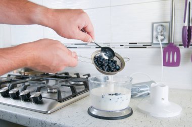 Yemek, yemek, vejetaryen yemek sağlıklı. yaban mersini ile yaban mersini blueberry milkshake üstüne. adam yaban mersini milkshake hazırlar