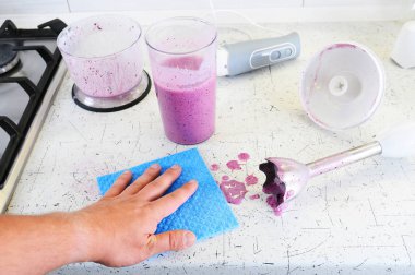 Çalışma yüzeyinin silerek elini. pişirme sonra Temizleme