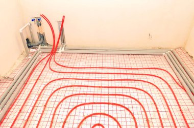 Yerden Isıtma tesisat. Isıtma sistemi iç su yere yakın. Sıhhi tesisat boruları. Bireysel Isıtma.