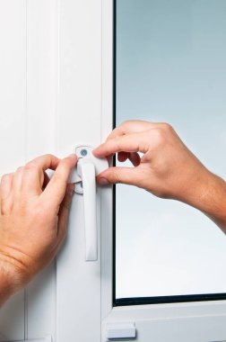 Ayarlama ve ev beyaz plastik pencere montajı. 