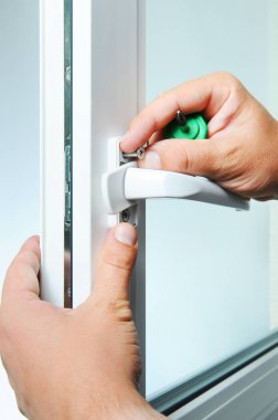 Ayarlama ve ev beyaz plastik pencere montajı. 