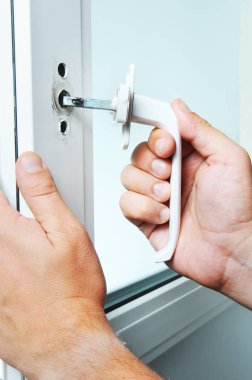 Ayarlama ve ev beyaz plastik pencere montajı. 