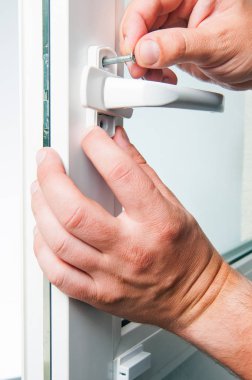 Ayarlama ve ev beyaz plastik pencere montajı. 