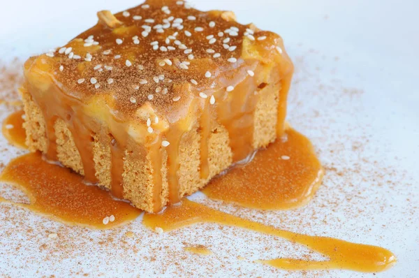 Beyaz bir arka plan üzerinde elma karamelli pasta.