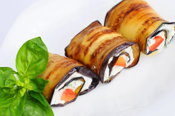Lezzetli patlıcan dolması yazlık cheese.close-up ile rulo