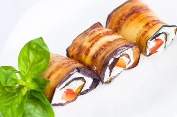 Lezzetli patlıcan dolması yazlık cheese.close-up ile rulo