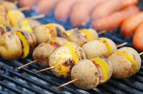 Pommes de terre cuites au four avec oignon et bacon. pommes de terre sur le gril. Gros plan . — Photo