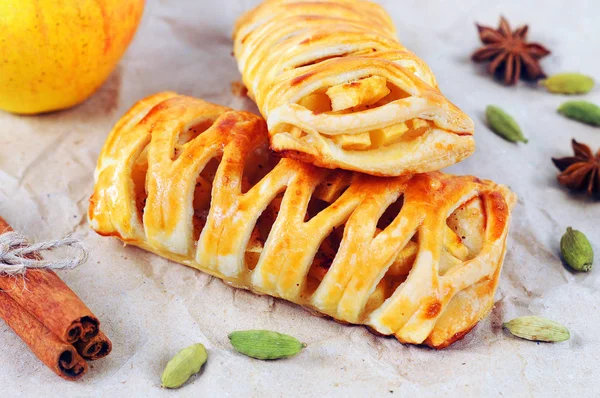 Elma ile şişir. Lezzetli tatlı elma ve tarçın ile.