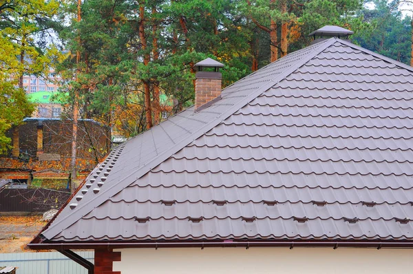 Kap op het dak van de metalen platen. Dakbedekking. Coaxiale Pipe verwarming systeem huis coaxiale schoorsteen pijp. individuele verwarmingssysteem. metalen huis dak. Dak sneeuw Guards: Bouwmaterialen. — Stockfoto