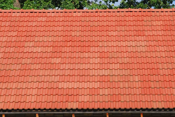 Techo azulejo patrón sobre el cielo azul. azulejos del techo textura — Foto de Stock