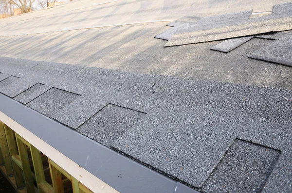 Bitumen tile roof. Installing Shingles. Installing Bitumen Roof Shingles. — Stock Photo, Image