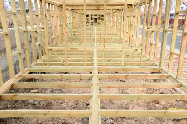 La structure en bois du bâtiment. Bâtiment à ossature en bois. Raccordement et fixation des poutres dans la construction de bâtiments — Photo