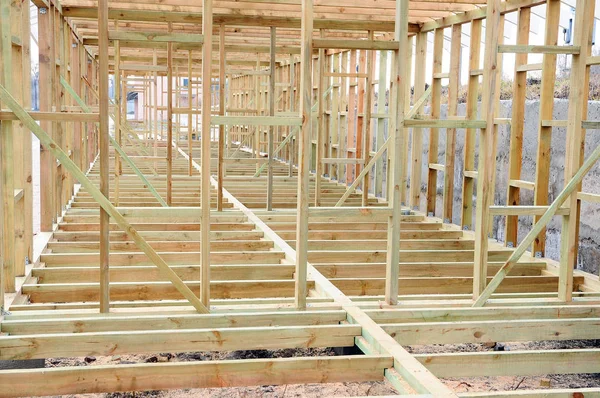 Die Holzkonstruktion des Gebäudes. Holzrahmenbau. Verbindung und Befestigung von Trägern beim Bau von Gebäuden — Stockfoto
