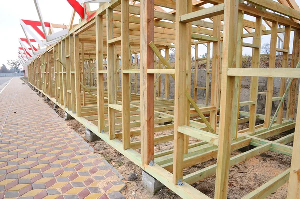 De houten structuur van het gebouw. Houten frame gebouw. Verbinding en sluiting van balken in de bouw van gebouwen — Stockfoto