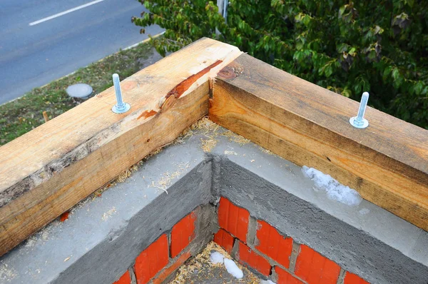 Vigas no telhado. close-up da construção do telhado. O design das vigas de telhado e métodos de fixação . — Fotografia de Stock