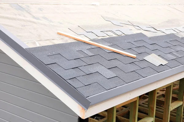 Bitumen tile roof. Installing Shingles. Installing Bitumen Roof Shingles. — Stock Photo, Image