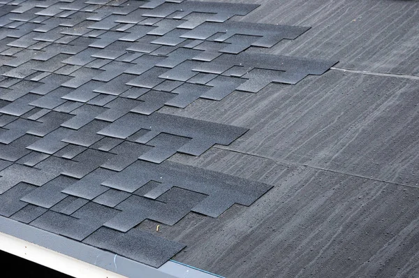 Techo de azulejo de betún. Instalación de culebrilla. Instalación de tejas de techo de betún . — Foto de Stock