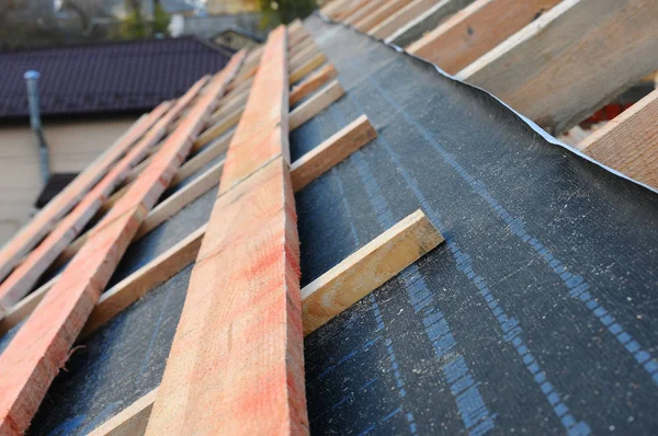 Construcción de techo de madera. techo en construcción . —  Fotos de Stock