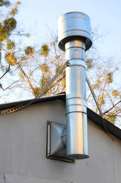 Sistemul de încălzire a țevilor coaxiale House Coaxial Chimney Pipe. Închide ţevile coaxiale. sistem de încălzire individual . — Fotografie, imagine de stoc