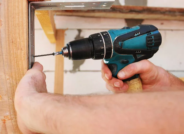 tornavida matkap için bir bina cephe çatı inşaat yapım işçi Oluşturucu'yu. yakın çekim