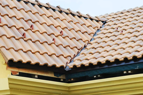 Στέγη σπίτι με κεραμοσκεπή στο μπλε του ουρανού. λεπτομέρεια από τα κεραμίδια και γωνία τοποθέτησης σε στέγη, οριζόντια. — Φωτογραφία Αρχείου