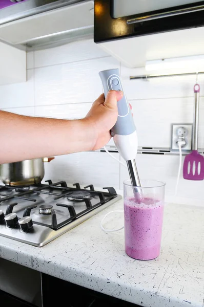 Bir daldırma blender ile hazırlık molochnogo kokteyl, smoothies.
