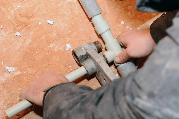 水管工焊管。水暖管道。分户采暖系统。管道工暖管连接之前 — 图库照片