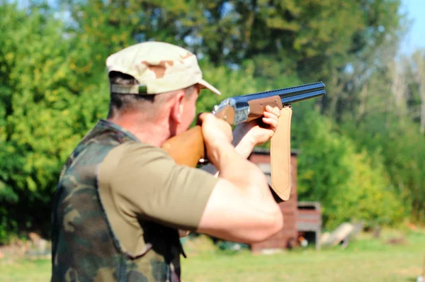 Człowieka hunter fokus na pistolet. Hunter, szkolenia, Strzelanie na talerze zbliżenie — Zdjęcie stockowe