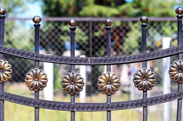 Image of a decorative cast iron fence. metal fence. beautiful fence with artistic forging. Idea Decorative Iron Decorative Metal Fence — Stock Photo, Image