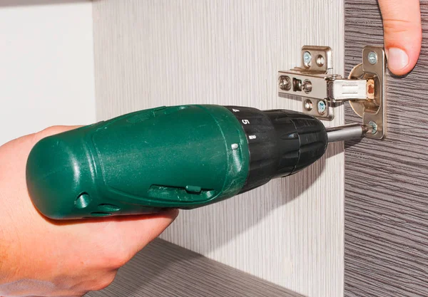 marangoz, Mobilya Kapı Menteşesi, bir vida vidalama Akülü tornavida kullanarak dolap, bağlar.