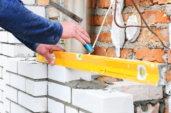 Bricklayingen grunderna murverk tekniker. Skorsten installation. — Stockfoto