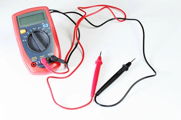 Multímetro digital o multimedidor o voltímetro Ohm, un instrumento de medición electrónico que combina varias funciones de medición en una sola unidad . — Foto de Stock