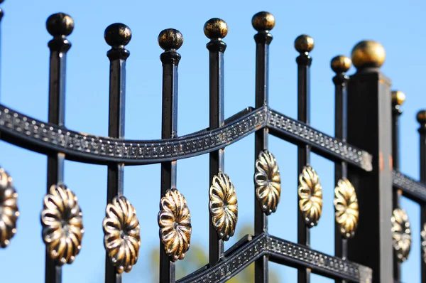 Imagen de una valla decorativa de hierro fundido. Valla de moda de metal . —  Fotos de Stock