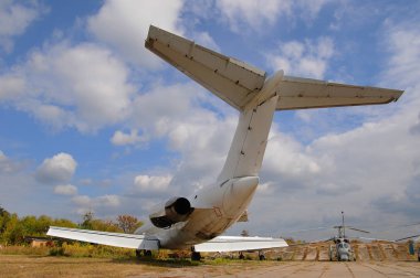 Büyük zarar yolcu uçağı terk etti. Mavi gökyüzü. Eski uçak. 