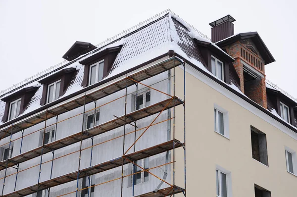 Detalle renovación de casa con andamios. Reconstrucción del antiguo edificio — Foto de Stock