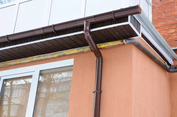 Calha de chuva no telhado da varanda. Calhas novas para drenagem de água do telhado . — Fotografia de Stock