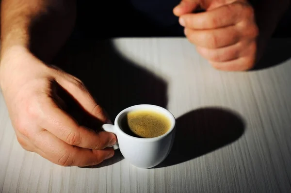 A man holding a Cup of warm coffee. — Stock Photo, Image