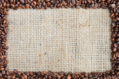 Çuval bezi üzerinde kahve çekirdekleri ile arka plan.