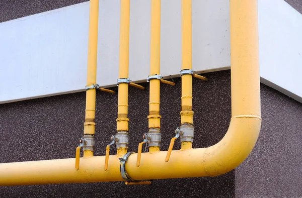 Gas pipe. Yellow gas pipe with a crane and gear. — Stock Photo, Image