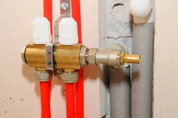Instalación individual de calefacción doméstica. Tubo de conexión piso de agua tibia a la calefacción del colector . — Foto de Stock