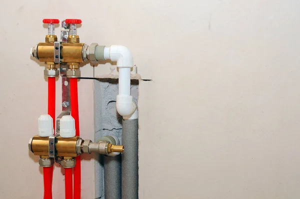 Installation individ af boligopvarmning. Tilslutning rør varmt vand gulv til manifold opvarmning . - Stock-foto