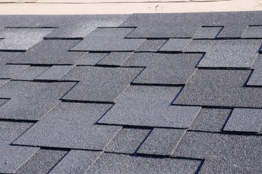 Asfalt çatı Zona arka plan üzerinde görünümü kapatın. Çatı Zona - çatı kaplama. Asfalt kiremit çatı.